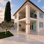 Apartment Ruby 60 M From